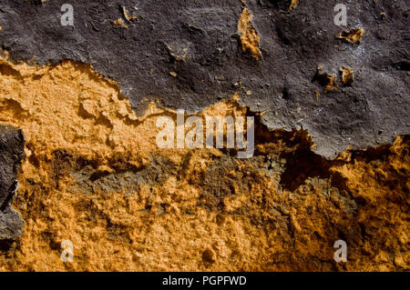 L'extérieur noir et jaune à l'intérieur de vieux carton comprimé comme arrière-plan Banque D'Images