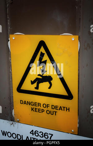 Danger de mort signe. Obtenir électrocuté causant la mort ou un dommage grave causé par un choc électrique, le courant électrique passant à travers le corps. Banque D'Images