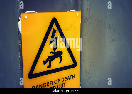 Danger de mort signe. Obtenir électrocuté causant la mort ou un dommage grave causé par un choc électrique, le courant électrique passant à travers le corps. Banque D'Images
