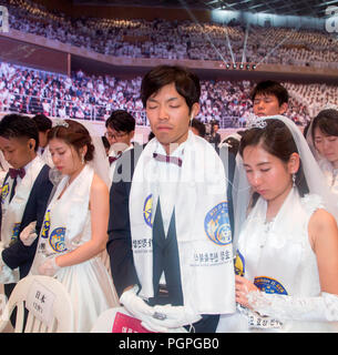 Séoul, Corée du Sud. 27 août 2018. Cérémonie de mariage de masse de l'Eglise de l'Unification, Aug 27, 2018 : Des couples du Japon prier au cours d'une cérémonie de mariage de l'Eglise de l'Unification au monde la paix CheongShim Centre à Gapyeong, environ 60 km (37 milles) au nord-est de Séoul, Corée du Sud. Quatre mille senior des couples de partout dans le monde ont participé à la messe de mariage Lundi, qui a été organisée par Hak Ja Han Moon, épouse de feu le Révérend Sun Myung Moon. Credit : AFLO Co.,Ltd/Alamy Live News Banque D'Images