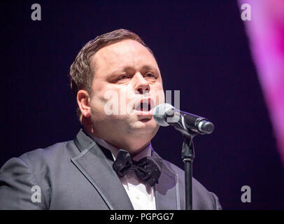 Séoul, Corée du Sud. 27 août 2018. Paul Potts, Aug 27, 2018 : Paul Potts ténor britannique effectue au cours d'une cérémonie de mariage de l'Eglise de l'Unification au monde la paix CheongShim Centre à Gapyeong, environ 60 km (37 milles) au nord-est de Séoul, Corée du Sud. Quatre mille senior des couples de partout dans le monde ont participé à la messe de mariage Lundi, qui a été organisée par Hak Ja Han Moon, épouse de feu le Révérend Moon. Credit : AFLO Co.,Ltd/Alamy Live News Banque D'Images