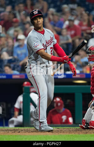 Philadelphie, USA. 27 août 2018 : le voltigeur des Nationals de Washington Juan Soto (22) réagit à la suppression au cours de la MLB match entre les Nationals de Washington et des Phillies de Philadelphie à la Citizens Bank Park de Philadelphie, Pennsylvanie. Christopher Szagola/CSM Crédit : Cal Sport Media/Alamy Live News Banque D'Images