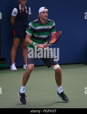 Flushing NY, USA. Août 27, 2018. John Isner vs Bradley Klahn Tribune sur à l'USTA Billie Jean King National Tennis Center le 27 août 2018 à Flushing Queens. Credit : Mpi04/media/Alamy Punch Live News Banque D'Images