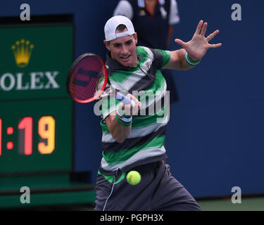 Flushing NY, USA. Août 27, 2018. John Isner vs Bradley Klahn Tribune sur à l'USTA Billie Jean King National Tennis Center le 27 août 2018 à Flushing Queens. Credit : Mpi04/media/Alamy Punch Live News Banque D'Images