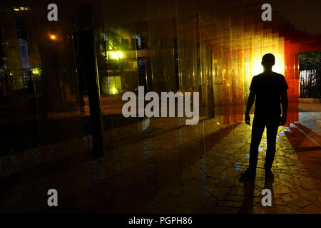 28 août 2018 - SÃ£o Paulo, SÃ£o Paulo, Brésil - Sao Paulo SP, SP 28/08/2018 VIE QUOTIDIENNE DANS SÃƒO PAULO : Silhouette d'un homme est vu à une installation de bandes orange et jaune transparent à Sao Paulo. Credit : Cris Faga/ZUMA/Alamy Fil Live News Banque D'Images