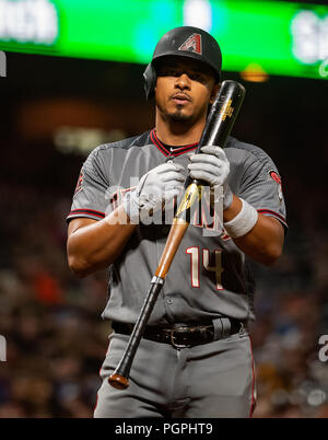 27 août 2018 : Arizona Diamondbacks de troisième but Eduardo Escobar (14) vérifie lui-même après avoir pris un gérant dans la cinquième manche, au cours d'un match entre la MLB Diamondbacks de l'Arizona et les Giants de San Francisco à AT&T Park à San Francisco, Californie. Valerie Shoaps/CSM Banque D'Images