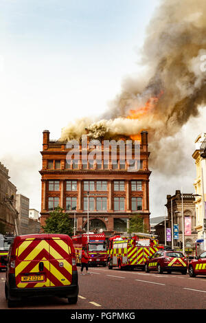 Belfast, Royaume-Uni. 28 août 2018. Détaillant de vêtements Primarks" bâtiment a pris feu vers 11h00 aujourd'hui. Une épaisse fumée âcre peut être vu de tous les coins du centre-ville Crédit : Bonzo/Alamy Live News Banque D'Images