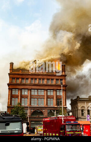 Belfast, Royaume-Uni. 28 août 2018. Détaillant de vêtements Primarks" bâtiment a pris feu vers 11h00 aujourd'hui. Une épaisse fumée âcre peut être vu de tous les coins du centre-ville Crédit : Bonzo/Alamy Live News Banque D'Images