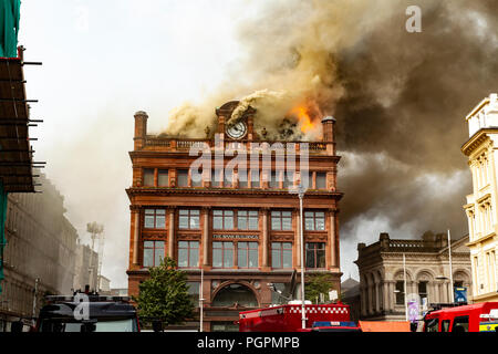 Belfast, Royaume-Uni. 28 août 2018. Détaillant de vêtements Primarks" bâtiment a pris feu vers 11h00 aujourd'hui. Une épaisse fumée âcre peut être vu de tous les coins du centre-ville Crédit : Bonzo/Alamy Live News Banque D'Images