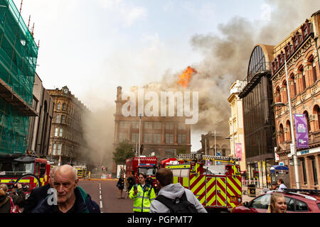 Belfast, Royaume-Uni. 28 août 2018. Détaillant de vêtements Primarks" bâtiment a pris feu vers 11h00 aujourd'hui. Une épaisse fumée âcre peut être vu de tous les coins du centre-ville Crédit : Bonzo/Alamy Live News Banque D'Images