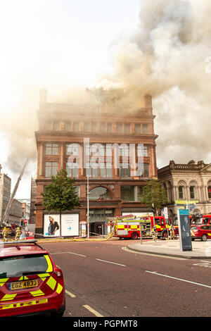 Belfast, Royaume-Uni. 28 août 2018. Détaillant de vêtements Primarks" bâtiment a pris feu vers 11h00 aujourd'hui. Une épaisse fumée âcre peut être vu de tous les coins du centre-ville Crédit : Bonzo/Alamy Live News Banque D'Images