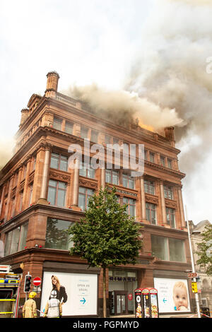 Belfast, Royaume-Uni. 28 août 2018. Détaillant de vêtements Primarks" bâtiment a pris feu vers 11h00 aujourd'hui. Une épaisse fumée âcre peut être vu de tous les coins du centre-ville Crédit : Bonzo/Alamy Live News Banque D'Images