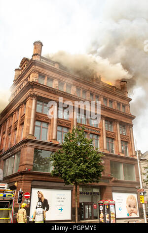 Belfast, Royaume-Uni. 28 août 2018. Détaillant de vêtements Primarks" bâtiment a pris feu vers 11h00 aujourd'hui. Une épaisse fumée âcre peut être vu de tous les coins du centre-ville Crédit : Bonzo/Alamy Live News Banque D'Images