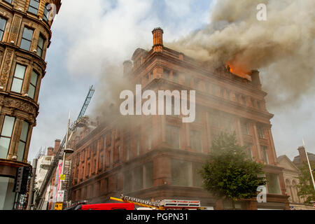 Belfast, Royaume-Uni. 28 août 2018. Détaillant de vêtements Primarks" bâtiment a pris feu vers 11h00 aujourd'hui. Une épaisse fumée âcre peut être vu de tous les coins du centre-ville Crédit : Bonzo/Alamy Live News Banque D'Images