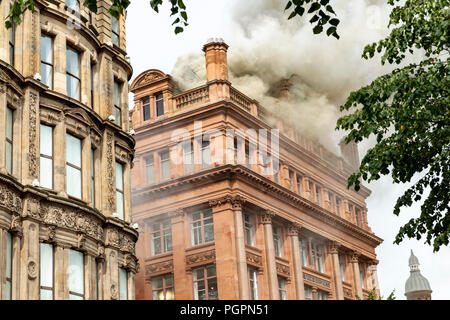 Belfast, Royaume-Uni. 28 août 2018. Détaillant de vêtements Primarks" bâtiment a pris feu vers 11h00 aujourd'hui. Une épaisse fumée âcre peut être vu de tous les coins du centre-ville Crédit : Bonzo/Alamy Live News Banque D'Images