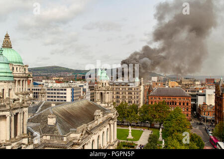 Belfast, Royaume-Uni. 28 août 2018. Détaillant de vêtements Primarks" bâtiment a pris feu vers 11h00 aujourd'hui. Une épaisse fumée âcre peut être vu de tous les coins du centre-ville Crédit : Bonzo/Alamy Live News Banque D'Images