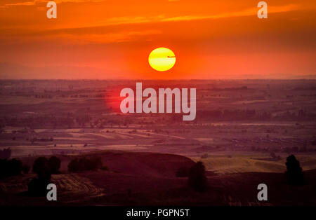 (180828) -- QITAI, 28 août 2018 (Xinhua) -- Photo prise le 25 août 2018 montre coucher de soleil sur le champ de blé dans un parc agricole dans le comté autonome kazakh de Mori, nord-ouest de la Chine, la Région autonome du Xinjiang Uygur. (Xinhua/Zhao Ge)(wsw) Banque D'Images