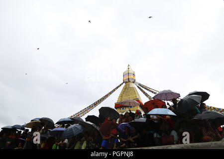 Katmandou, Népal. Août 28, 2018. Les gens regardent une parade lors du festival Ropai à commémorer l'est reparti à Stupa Boudhanath à Katmandou, au Népal, le mardi 28 août, 2018. Credit : Skanda Gautam/ZUMA/Alamy Fil Live News Banque D'Images