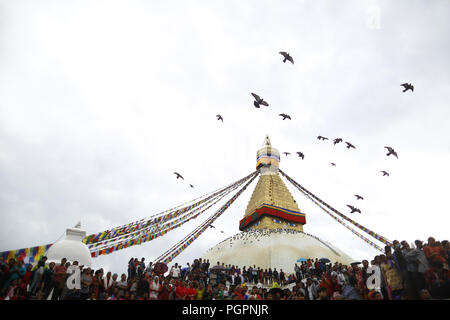 Katmandou, Népal. Août 28, 2018. Les gens regardent une parade lors du festival Ropai à commémorer l'est reparti à Stupa Boudhanath à Katmandou, au Népal, le mardi 28 août, 2018. Credit : Skanda Gautam/ZUMA/Alamy Fil Live News Banque D'Images