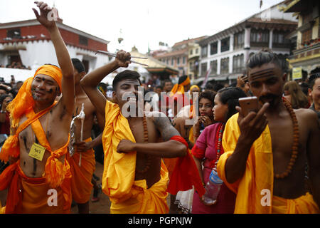 Katmandou, Népal. Août 28, 2018. Des gens habillés dans différents atours participent à un défilé pendant le festival Ropai à commémorer l'est reparti à Stupa Boudhanath à Katmandou, au Népal, le mardi 28 août, 2018. Credit : Skanda Gautam/ZUMA/Alamy Fil Live News Banque D'Images