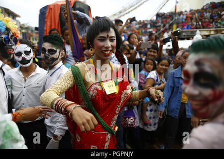 Katmandou, Népal. Août 28, 2018. Des gens habillés dans différents atours participent à un défilé pendant le festival Ropai à commémorer l'est reparti à Stupa Boudhanath à Katmandou, au Népal, le mardi 28 août, 2018. Credit : Skanda Gautam/ZUMA/Alamy Fil Live News Banque D'Images