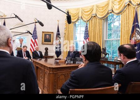 Président américain Donald Trump lors d'une conversation téléphonique avec le président le président mexicain Enrique Pena Nieto dans le bureau ovale de la Maison Blanche le 27 août 2018 à Washington, DC. Trump annoncé atteint un nouvel accord commercial avec le Mexique qui pourrait conduire à une révision de l'Accord de libre-échange nord-américain. Banque D'Images