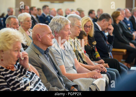 Ramstein-Miesenbach, Allemagne. Août 28, 2018. Les membres des familles des victimes de l'accident 1988 Conférence de l'air s'asseoir dans le service commémoratif. Il y a trente ans, 70 personnes sont mortes lorsque trois escadrons de voltige italienne s'est écrasé sur la base de l'air et une combustion appareil s'est écrasé dans une foule. Credit : Oliver Dietze/dpa/Alamy Live News Banque D'Images