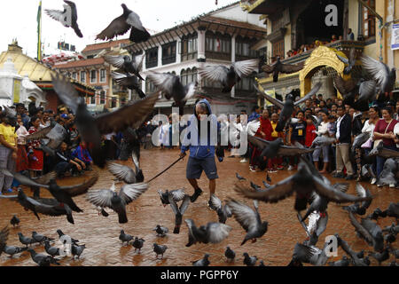 Katmandou, Népal. Août 28, 2018. Une personne vêtu d'atours différents participent à un défilé pendant le festival Ropai à commémorer l'est reparti à Stupa Boudhanath à Katmandou, au Népal. Credit : Skanda Gautam/ZUMA/Alamy Fil Live News Banque D'Images