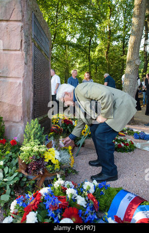 Ramstein-Miesenbach, Allemagne. Août 28, 2018. 30 ans après l'accident, un homme met une bougie sur la pierre commémorative pour la catastrophe aérienne de Ramstein. En 1988, 70 personnes sont mortes lors de trois avions de voltige d'un Italien et d'une collision de l'escadron burning appareil s'est écrasé dans une foule. Credit : Oliver Dietze/dpa/Alamy Live News Banque D'Images