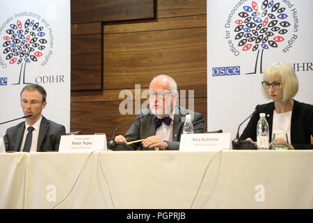 Sarajevo, Bosnie-et-Herzégovine. Août 28, 2018. Chef de la mission d'observation des élections du Bureau de l'OSCE pour les Institutions Démocratiques et les droits de l'homme (BIDDH) Peter Tejler (C) assiste à une conférence de presse à Sarajevo, Bosnie-et-Herzégovine, le 28 août, 2018. L'Organisation pour la sécurité et la coopération en Europe (OSCE) a ouvert une mission d'observation sur le mardi ici avec l'objectif de la surveillance de la Bosnie-Herzégovine (BiH) prochaines élections générales. Credit : Haris Memija/Xinhua/Alamy Live News Banque D'Images