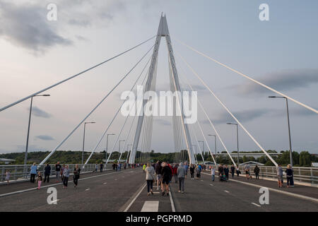 Sunderland, Royaume-Uni. 28 août 2018. Le pont du nord de Spire est un nouveau passage sur la rivière Wear à Sunderland, Tyne & Wear, ouvert aux piétons le 28 août 2018, et en raison d'ouvrir à la circulation le 29 août 2018. Un à trois travées, la structure de la construction a commencé en mai 2015, supervisé par Farrans Construction et Victor Buyck Steel Construction. Crédit : Tim Withnall/Alamy Live News Banque D'Images