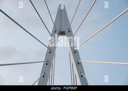 Sunderland, Royaume-Uni. 28 août 2018. Le pont du nord de Spire est un nouveau passage sur la rivière Wear à Sunderland, Tyne & Wear, ouvert aux piétons le 28 août 2018, et en raison d'ouvrir à la circulation le 29 août 2018. Un à trois travées, la structure de la construction a commencé en mai 2015, supervisé par Farrans Construction et Victor Buyck Steel Construction. Crédit : Tim Withnall/Alamy Live News Banque D'Images