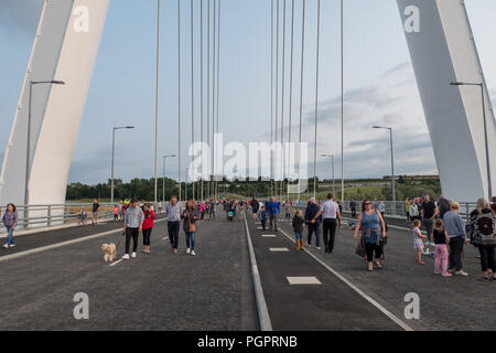 Sunderland, Royaume-Uni. 28 août 2018. Le pont du nord de Spire est un nouveau passage sur la rivière Wear à Sunderland, Tyne & Wear, ouvert aux piétons le 28 août 2018, et en raison d'ouvrir à la circulation le 29 août 2018. Un à trois travées, la structure de la construction a commencé en mai 2015, supervisé par Farrans Construction et Victor Buyck Steel Construction. Crédit : Tim Withnall/Alamy Live News Banque D'Images