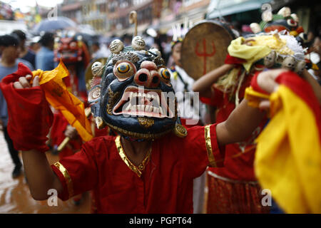 Katmandou, Népal. Août 28, 2018. Une personne vêtue de vêtements différents participent à un défilé pendant le festival Ropai à commémorer l'est reparti à Stupa Boudhanath à Katmandou. Credit : Skanda Gautam/ZUMA/Alamy Fil Live News Banque D'Images