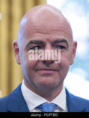 Washington, District de Columbia, Etats-Unis. Août 28, 2018. Gianni Infantino, Président de la Fédération Internationale de Football Association (FIFA) est à l'écoute en tant que Président des Etats-Unis, Donald J. Trump fait de remarques dans le bureau ovale de la Maison Blanche à Washington, DC le mardi 28 août, 2018. FIFA se décrit comme un organisme international qui régit le football, futsal, beach soccer et Credit : Ron Sachs/CNP/ZUMA/Alamy Fil Live News Banque D'Images