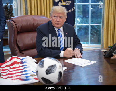 Washington, District de Columbia, Etats-Unis. Août 28, 2018. Le Président des Etats-Unis, Donald J. Trump rencontre Gianni Infantino, Président de la Fédération Internationale de Football Association (FIFA) dans le bureau ovale de la Maison Blanche à Washington, DC le mardi 28 août, 2018. FIFA se décrit comme un organisme international qui régit le football, futsal, beach soccer et Credit : Ron Sachs/CNP/ZUMA/Alamy Fil Live News Banque D'Images