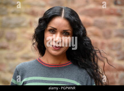 Bad Hersfeld, Allemagne. Août 24, 2018. L'actrice et féministe afghane Leena Alam se trouve dans le monastère ruine de Bad Hersfeld. Dpa (sur 'L'actrice et militante Leena Alam : une femme forte dans la peur" du 29.08.2018) Crédit : Jörn Perske/DPA - ATTENTION : usage éditorial qu'en liaison avec la dernière couverture et que si le crédit mentionnées ci-dessus est référencé dans le plein/dpa/Alamy Live News Banque D'Images