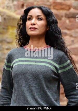 Bad Hersfeld, Allemagne. Août 24, 2018. L'actrice et féministe afghane Leena Alam se trouve dans le monastère ruine de Bad Hersfeld. Dpa (sur 'L'actrice et militante Leena Alam : une femme forte dans la peur" du 29.08.2018) Crédit : Jörn Perske/DPA - ATTENTION : usage éditorial qu'en liaison avec la dernière couverture et que si le crédit mentionnées ci-dessus est référencé dans le plein/dpa/Alamy Live News Banque D'Images