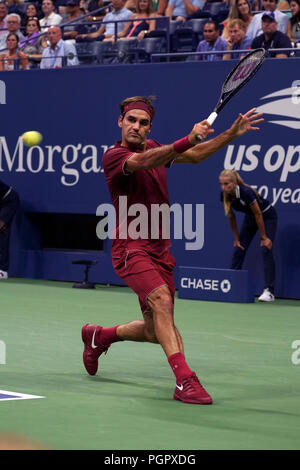 New York, États-Unis. Août 27, 2018. Flushing Meadows, New York - 28 août 2018 : US Open de Tennis : Roger Federer numéro 2 de la Suisse lors de son premier match contre Yoshihito Nishioka du Japon à l'US Open à Flushing Meadows, New York. Federer a remporté le match en 5 sets à l'avance à la deuxième ronde. Crédit : Adam Stoltman/Alamy Live News Banque D'Images