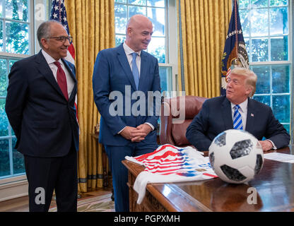 Le Président des Etats-Unis, Donald J. Trump, droit, rencontre avec Gianni Infantino, centre, Président de la Fédération Internationale de Football Association (FIFA) dans le bureau ovale de la Maison Blanche à Washington, DC le mardi 28 août, 2018. FIFA se décrit comme un organisme international qui régit le football, futsal, beach soccer et. À la recherche sur à gauche, on NOUS REJOINDRE Soccer Président Carlos Cordeiro. Credit : Ron Sachs/CNP /MediaPunch Banque D'Images