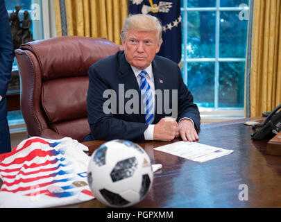 Le Président des Etats-Unis, Donald J. Trump rencontre Gianni Infantino, Président de la Fédération Internationale de Football Association (FIFA) dans le bureau ovale de la Maison Blanche à Washington, DC le mardi 28 août, 2018. FIFA se décrit comme un organisme international qui régit le football, futsal, beach soccer et. Credit : Ron Sachs/CNP /MediaPunch Banque D'Images