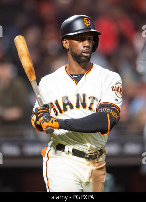 San Francisco, USA. 28 août 2018 : San Francisco Giants fielder droit Andrew McCutchen (22) promenades jusqu'à la plaque, au cours d'un match entre la MLB Diamondbacks de l'Arizona et les Giants de San Francisco à AT&T Park à San Francisco, Californie. Valerie/Shoaps Crédit CSM : Cal Sport Media/Alamy Live News Banque D'Images