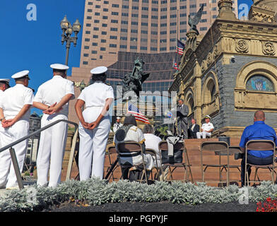 Cleveland, Ohio, USA. 28 août, 2018. Les membres de l'US Navy et vous écouter à Cleveland Ohio le maire Frank Jackson le proclamer la Semaine de la Marine sur les marches de la comté de Cuyahoga Soldiers' and Sailors' Monument. Credit : Mark Kanning/Alamy Live News. Banque D'Images