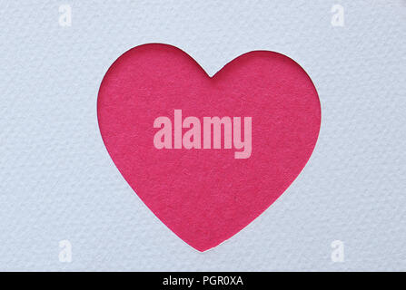 Voir l'image haut de cœur coupé du papier blanc sur fond blanc. Soins de santé, faire un don, la Journée mondiale du coeur et de la journée mondiale de la santé concept Banque D'Images