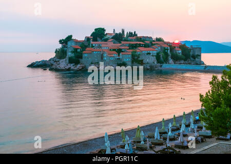 Belle vue sur l'Île-resort de St. Stephen (Sveti Stefan) sur la Riviera de Budva, Budva, Monténégro au coucher du soleil. Banque D'Images