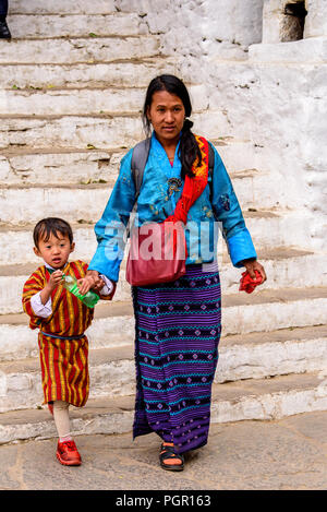 TRIMPHU, BHOUTAN - Mar 8, 2017 : femme Ngalops non identifiés en vêtements traditionnels promenades sur la rue avec un petit garçon. Ngalops est l'un des plus pop Banque D'Images