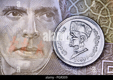 1 Roupie du Pakistan (pièce de 2009) sur un billet de 5 Roupie indienne (2009), les deux montrant la tête de Muhammad Ali Jinnah (1876-1948) fondateur du Pakistan Banque D'Images