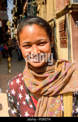 KATMANDU, NÉPAL - Mar 6, 2017 : Unidentified Chhetri belle fille sourit. Chhetris est la plus populeuse, groupe ethnique du Népal Banque D'Images