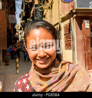 KATMANDU, NÉPAL - Mar 6, 2017 : Unidentified Chhetri belle fille sourit. Chhetris est la plus populeuse, groupe ethnique du Népal Banque D'Images