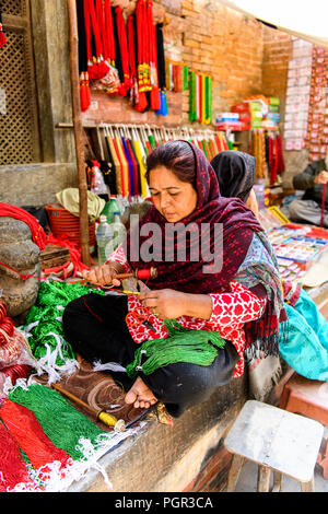 KATMANDU, NÉPAL - Mar 6, 2017 : Unidentified Chhetri femme travaille dans le marché. Chhetris est la plus populeuse, groupe ethnique du Népal Banque D'Images